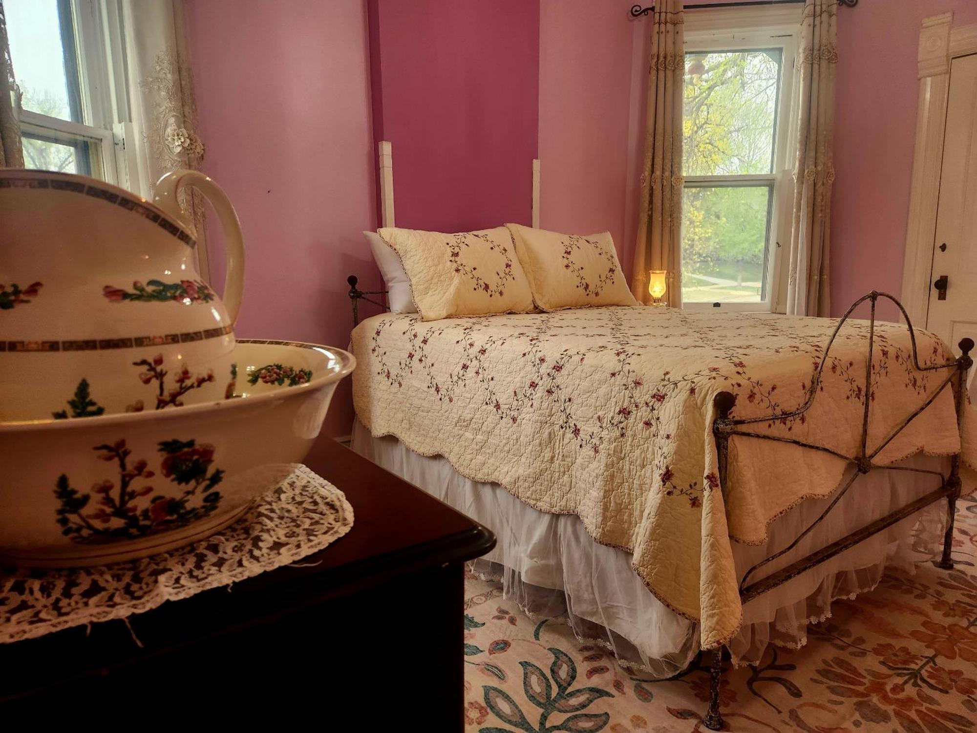 Downen House Bed & Breakfast Пуэбло Номер фото